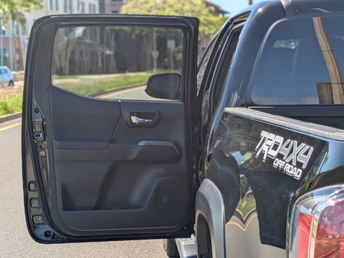 Used 2023 Toyota Tacoma TRD Off-Road w/ TRD Premium Off Road Package AWD/4WD image 11