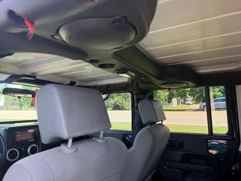 Used 2010 Jeep Wrangler Unlimited Sahara AWD/4WD image 15