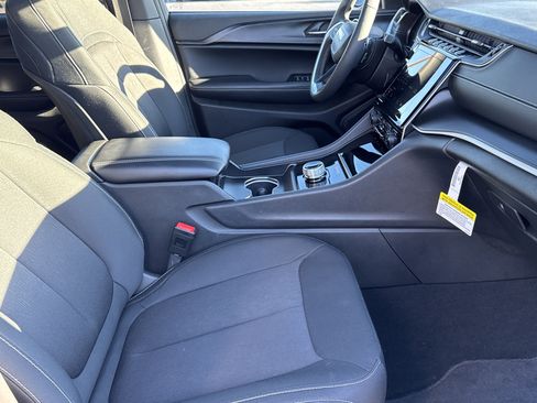 Used 2025 Jeep Grand Cherokee Laredo X w/ Luxury Tech Group I image 15