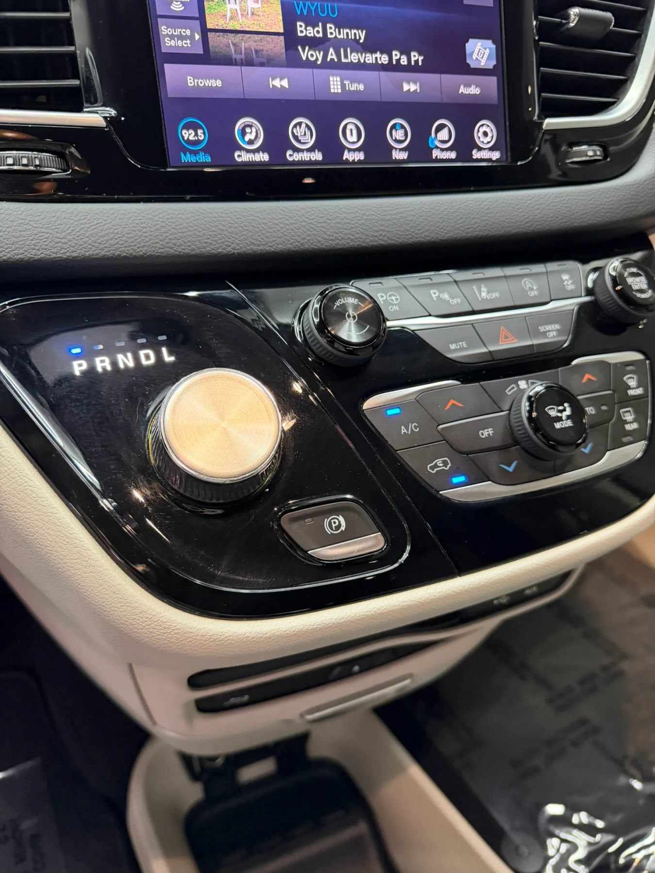 Used 2018 Chrysler Pacifica Touring-L Plus w/ Advanced Safetytec Group FWD image 21