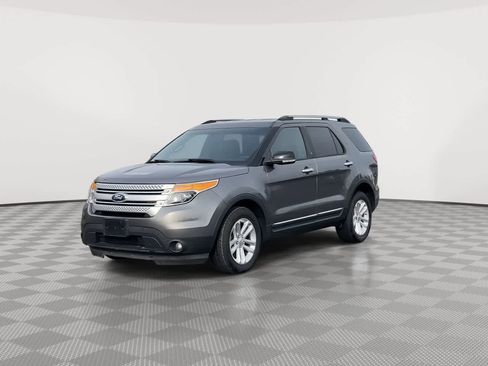 Used 2014 Ford Explorer XLT w/ Equipment Group 202A image 4