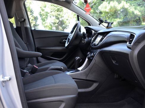 Used 2021 Chevrolet Trax LS w/ Tint and Cruise Package image 12