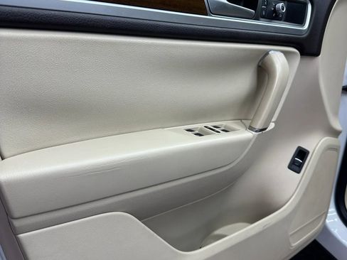 Used 2015 Volkswagen Touareg VR6 image 9