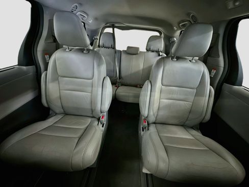 Used 2019 Toyota Sienna XLE w/ XLE Navigation Package AWD/4WD image 29