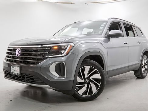 Used 2025 Volkswagen Atlas SE image 2