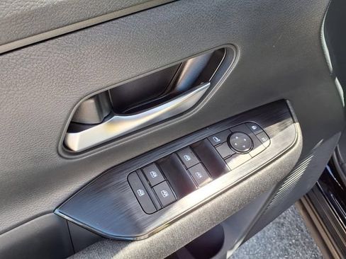 Certified 2025 Nissan Kicks SV AWD/4WD image 16
