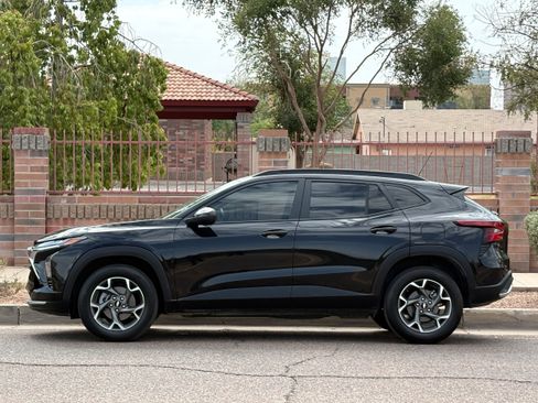 Used 2025 Chevrolet Trax LT FWD image 3