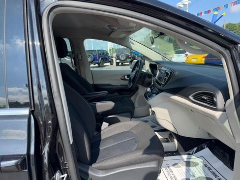 Used 2022 Chrysler Voyager LX FWD image 18