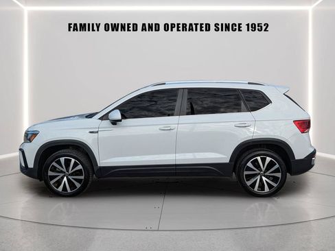 Used 2023 Volkswagen Taos SE w/ Panoramic Sunroof Package FWD image 3