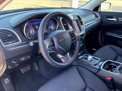 Used 2022 Chrysler 300 Touring w/ Sport Appearance Package image 12