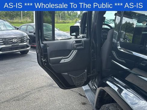 Used 2012 Jeep Wrangler Unlimited Sahara w/ Dual Top Group AWD/4WD image 27
