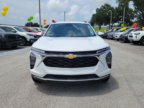 Used 2024 Chevrolet Trax LT w/ Driver Confidence Package FWD image 2
