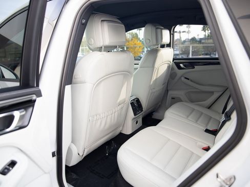 Certified 2024 Porsche Macan image 21