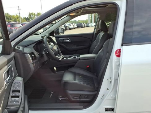 Used 2026 Nissan Rogue Platinum w/ Platinum Premium Package AWD/4WD image 4