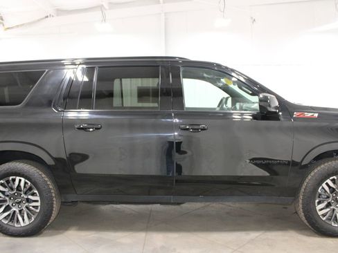 Used 2025 Chevrolet Suburban Z71 image 11