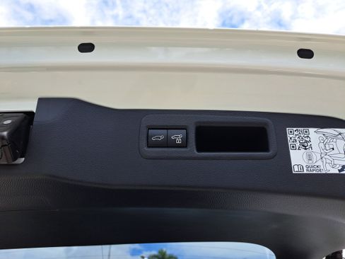 Used 2021 Toyota Venza LE image 6