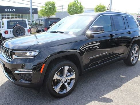 Used 2025 Jeep Grand Cherokee Limited w/ Luxury Tech Group II AWD/4WD image 2