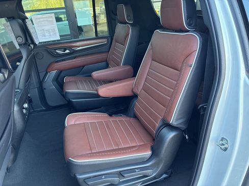 Used 2024 GMC Yukon XL Denali Ultimate AWD/4WD image 32