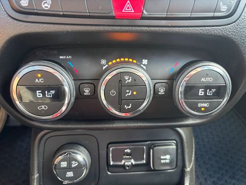 Used 2017 Jeep Renegade Trailhawk w/ Popular Equipment Group AWD/4WD image 36