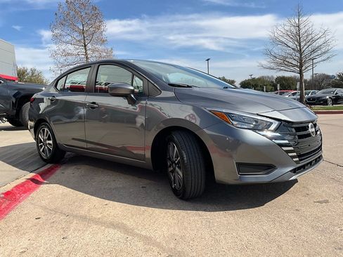 Used 2025 Nissan Versa SV image 4
