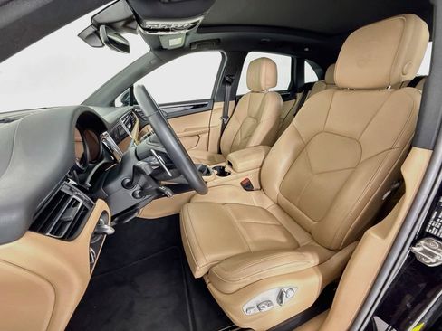 Certified 2025 Porsche Macan AWD/4WD image 5