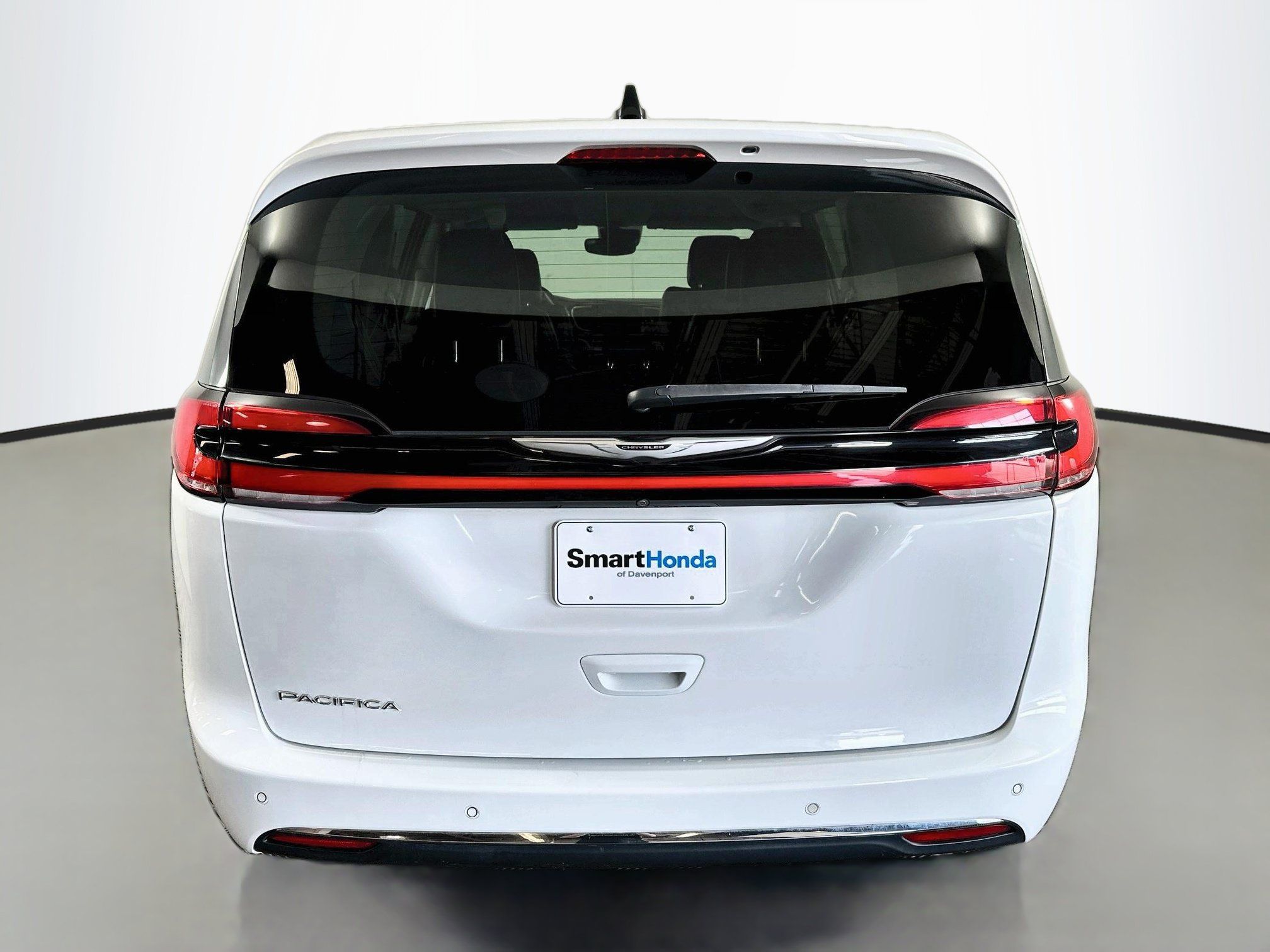 Used 2023 Chrysler Pacifica Touring-L FWD image 6