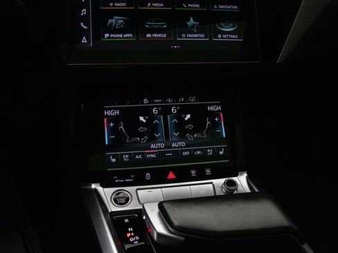 Used 2022 Audi e-tron Premium Plus w/ Premium Plus Package image 34