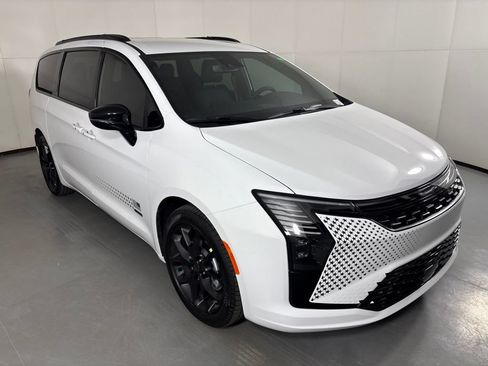 New 2027 Chrysler Pacifica Select FWD image 2