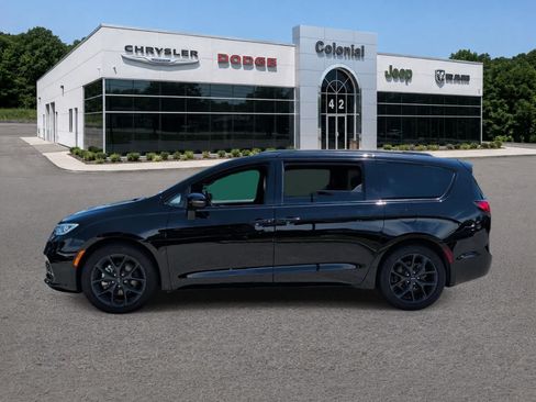 Used 2025 Chrysler Pacifica Limited FWD image 3