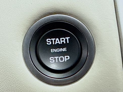 Used 2024 Land Rover Discovery Metropolitan Edition image 37