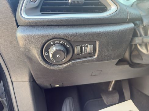 Used 2020 Chrysler Pacifica Touring w/ S Appearance Package FWD image 11