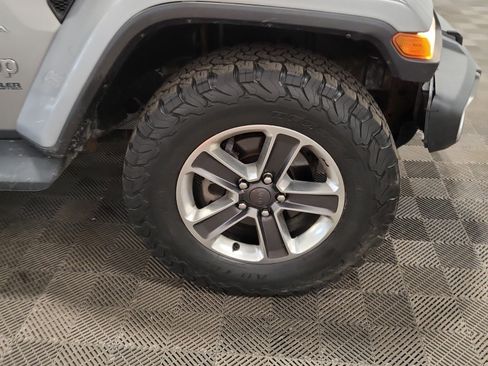 Used 2018 Jeep Wrangler Unlimited Sahara w/ Cold Weather Group AWD/4WD image 19
