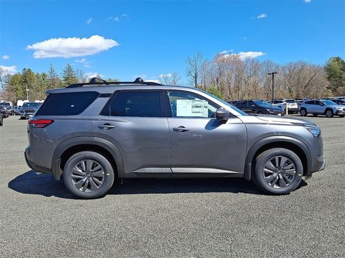 New 2025 Nissan Pathfinder SV image 9