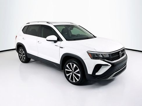 Used 2023 Volkswagen Taos SE w/ Panoramic Sunroof Package FWD image 3