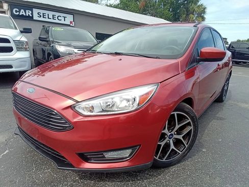 Used 2018 Ford Focus SE w/ SE Appearance Package FWD image 1