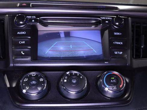 Used 2018 Toyota RAV4 LE FWD image 20