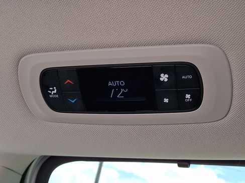 Used 2024 Chrysler Pacifica Touring-L FWD image 10