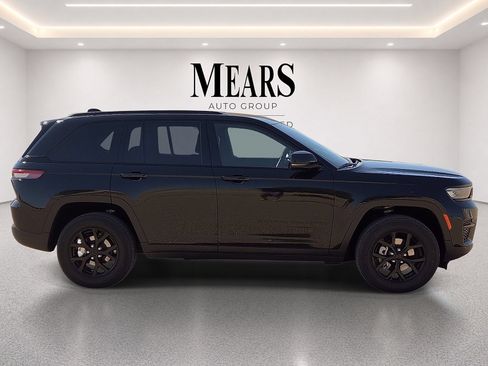 Used 2025 Jeep Grand Cherokee Altitude AWD/4WD image 6