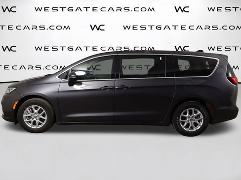 Used 2023 Chrysler Pacifica Touring-L FWD image 5