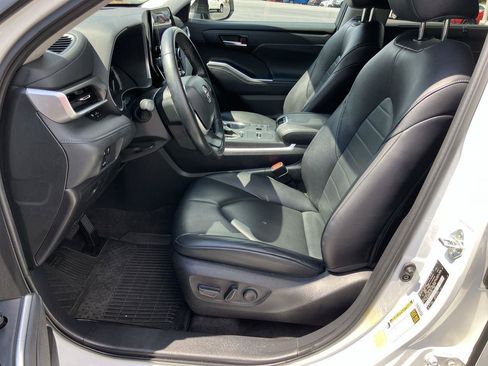 Used 2023 Toyota Highlander XLE FWD image 13