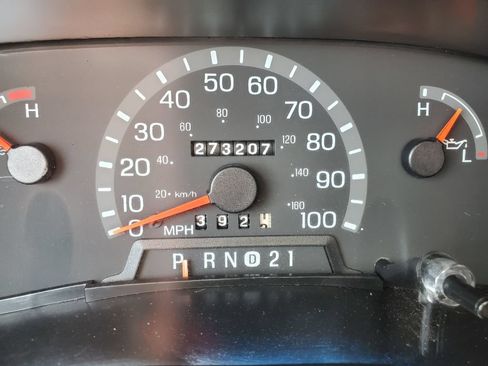Used 2002 Ford E-150 and Econoline 150 Wagon RWD image 19