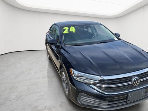 Used 2024 Volkswagen Jetta SE FWD image 3