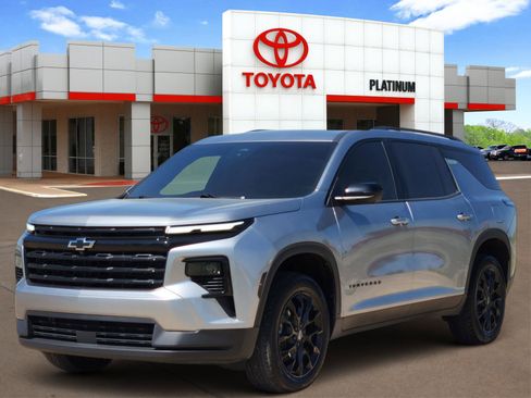 Used 2024 Chevrolet Traverse LT w/ Midnight/Sport Edition image 2