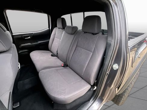 Used 2018 Toyota Tacoma TRD Off-Road w/ Technology Package AWD/4WD image 19