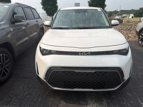 Used 2025 Kia Soul LX w/ LX Technology Package FWD image 2