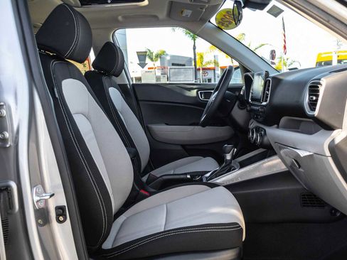 Used 2025 Hyundai Venue SEL image 18