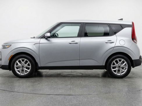 Used 2025 Kia Soul LX w/ LX Technology Package FWD image 5