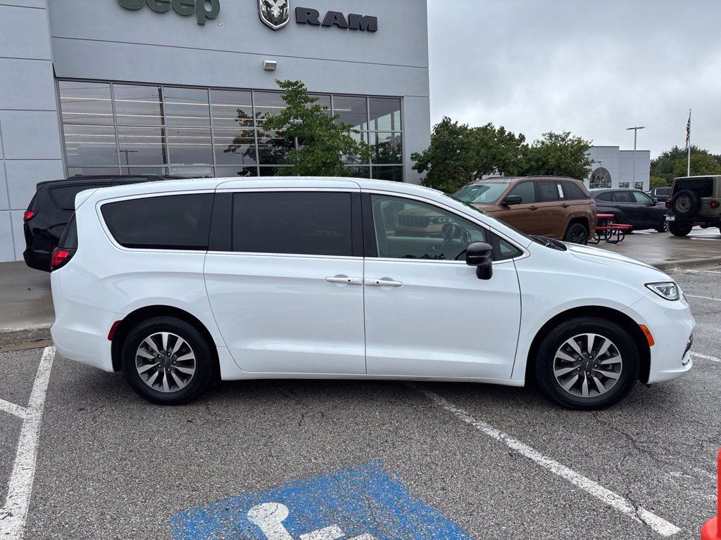 Used 2024 Chrysler Pacifica Limited FWD image 9