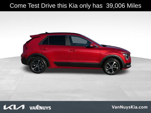 Used 2023 Kia Niro EX image 2