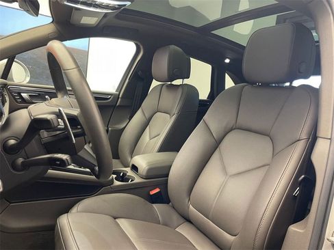 Used 2025 Porsche Macan image 5